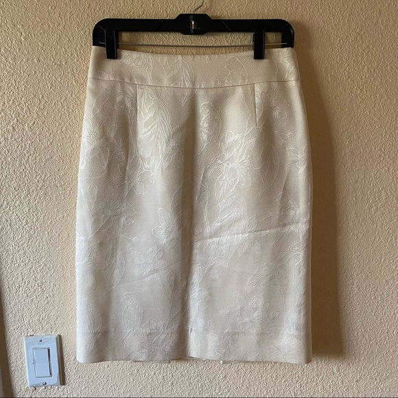 Alexander McQueen Ivory Floral and Bird Embossed Pencil Skirt - Picture 4 of 9